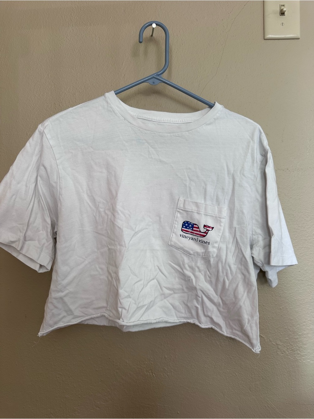 Vineyard Vines White Cropped Pocket Tee with Flag Whale